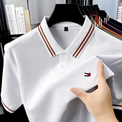 Herren Poloshirt Kurzarm - 100% Baumwolle mit Sticklogo
Herren Poloshirt weiß Kurzarm aus 100% Baumwolle mit Sticklogo - Vorderansicht
Klassisches Poloshirt für Herren in weiß - Detailansicht Sticklogo und Kragen
