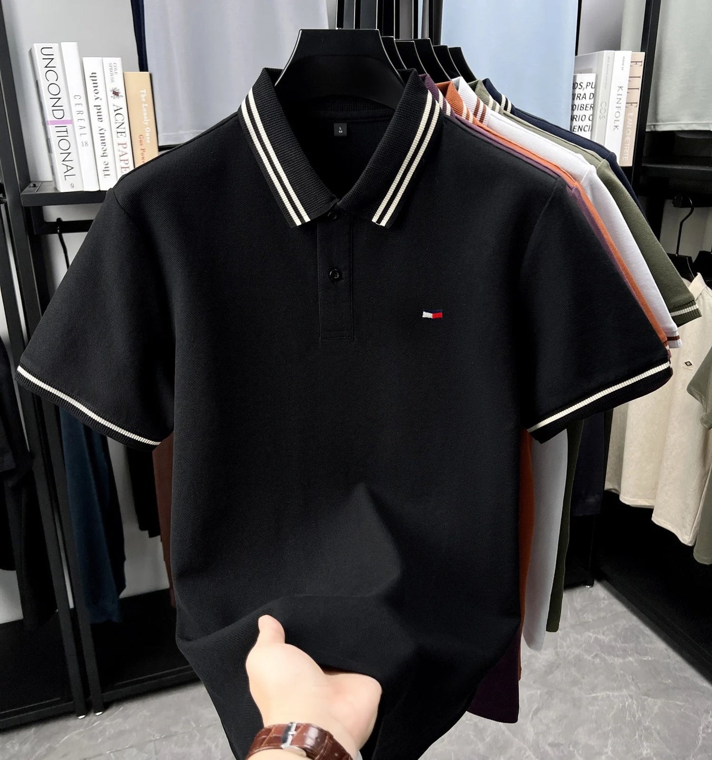 Herren Poloshirt Kurzarm - 100% Baumwolle mit Sticklogo
Herren Poloshirt schwarz Kurzarm aus 100% Baumwolle mit Sticklogo - Vorderansicht
Klassisches Poloshirt für Herren in schwarz - Detailansicht Sticklogo und Kragen
