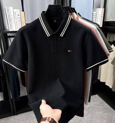 Herren Poloshirt Kurzarm - 100% Baumwolle mit Sticklogo
Herren Poloshirt schwarz Kurzarm aus 100% Baumwolle mit Sticklogo - Vorderansicht
Klassisches Poloshirt für Herren in schwarz - Detailansicht Sticklogo und Kragen
